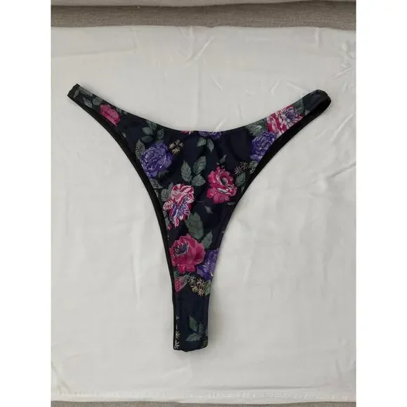 NWOT Maidenform Floral Thong Panty Black Pink Roses Vintage 90s Y2K Size 6 - Picture 1 of 4